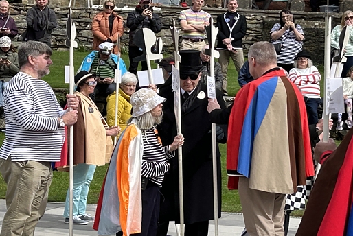 new-21.jpg (228636 bytes)